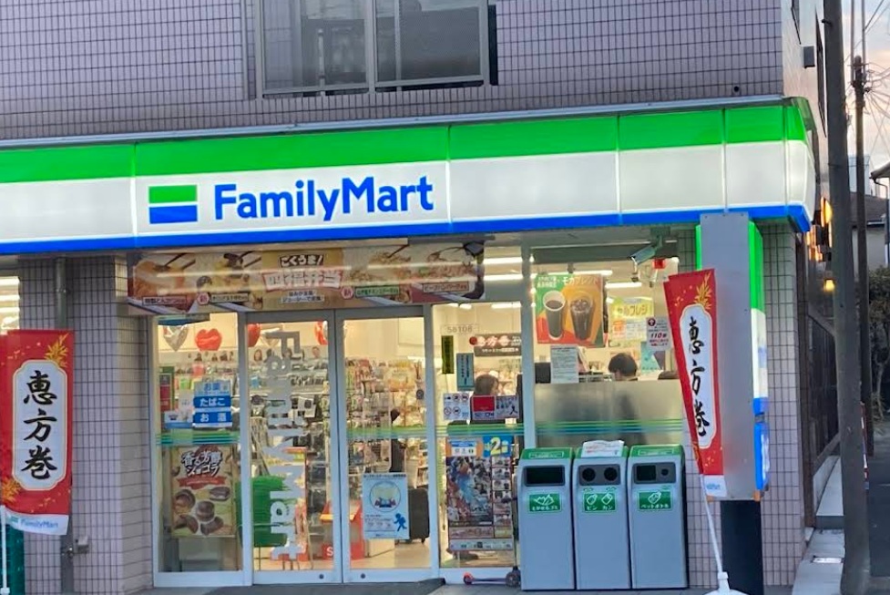 コンビニ　ファミリーマート世田谷淡島通り店（コンビニ）まで145m