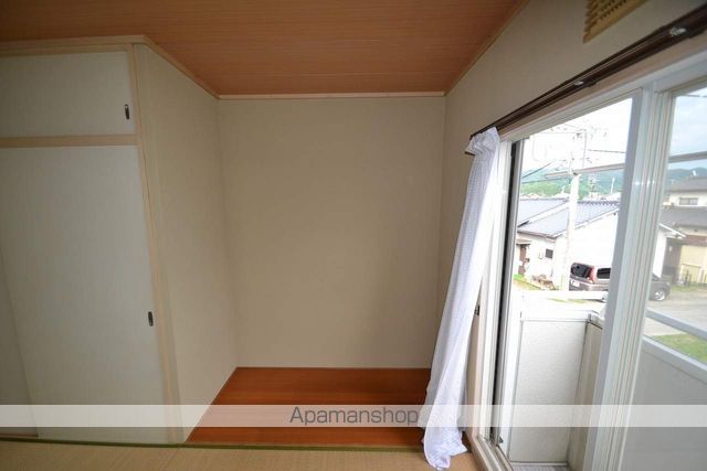 ＪＲ山陽本線 西条駅 バス乗車時間：17分 最寄りバス停で下車 徒歩8分 2階建 築34年の居間写真