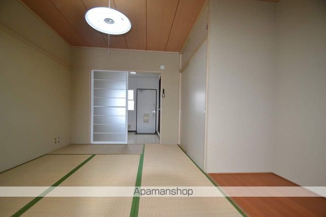 ＪＲ山陽本線 西条駅 バス乗車時間：17分 最寄りバス停で下車 徒歩8分 2階建 築34年の居間写真