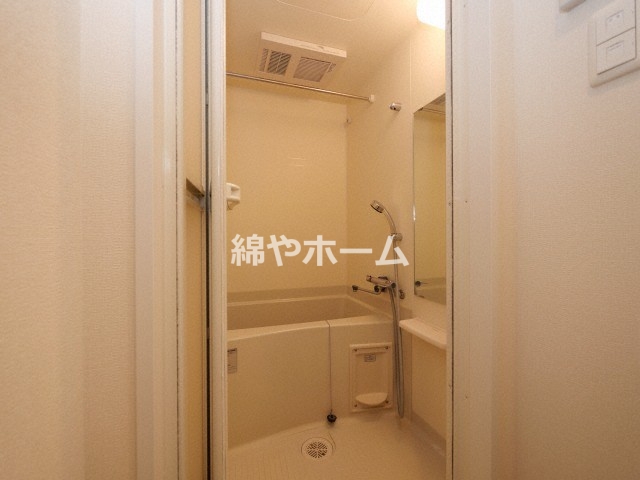 バス・シャワールーム　コンパクトで使いやすいお風呂です
