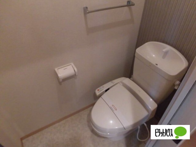 トイレ　ウォシュレット付き。