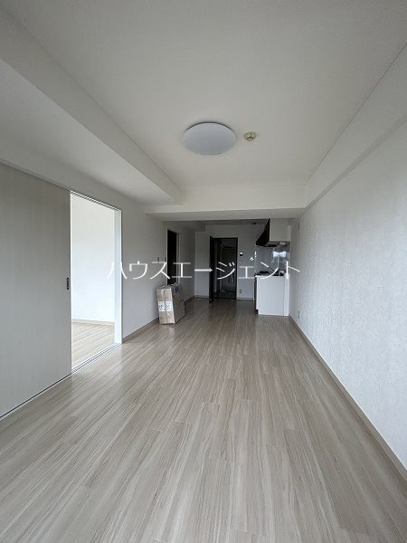 居室・リビング　フローリングのお部屋です※参考画像・反転タイプ