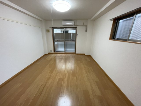 ソレイユ上甲子園の居間写真