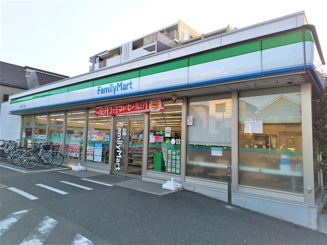 コンビニ　ファミリーマート　西新井三丁目店（コンビニ）まで300m