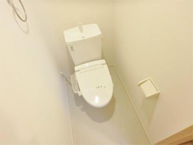トイレ　嬉しいウォシュレット付き