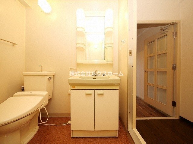 洗面設備　ゆったりとスペースのある洗面所