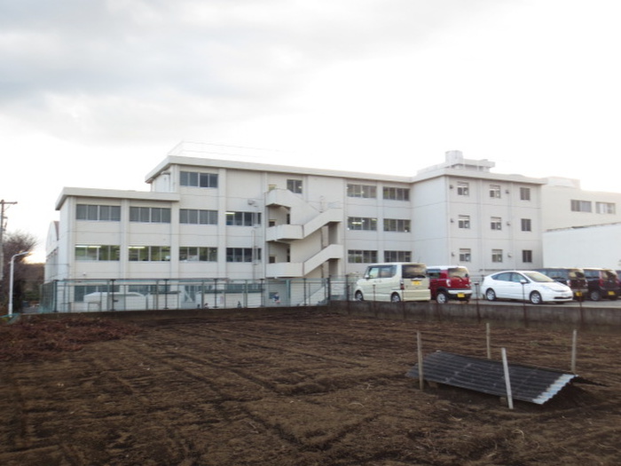 中学校　秦野市立南中学校（中学校）まで963m