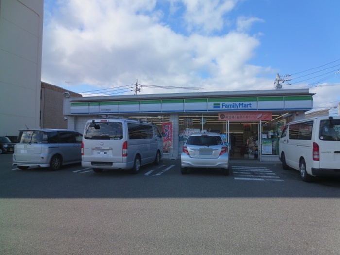 コンビニ　ファミリーマート（コンビニ）まで400m