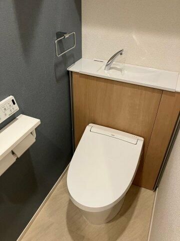 都営三田線 蓮根駅 徒歩10分 5階建 築3年のトイレ写真