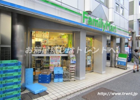 コンビニ　ファミリーマート・南青山六丁目店（コンビニ）まで540m