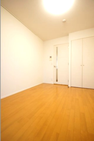その他部屋・スペース　落ち着いた色合いの床材を使用した居住空間です。