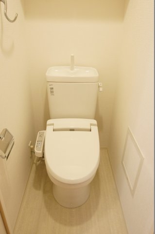 トイレ　温水洗浄便座つきトイレです。