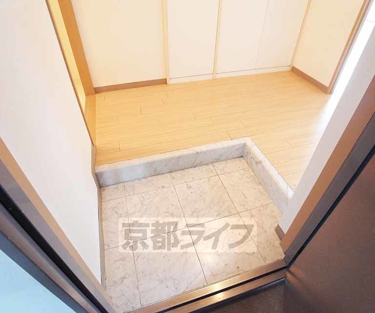 エリーフラッツ西ノ京の玄関写真
