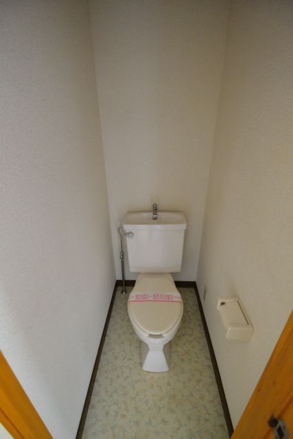 トイレ　落ち着いた色調のトイレです