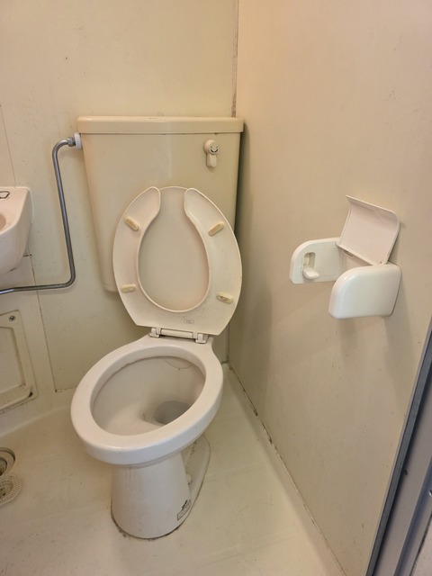 トイレ　※リフォーム前の写真です