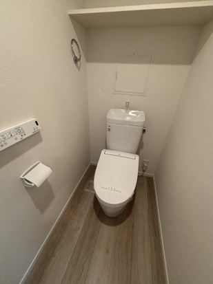 トイレ　工事中のため、写真は別のお部屋となります。
