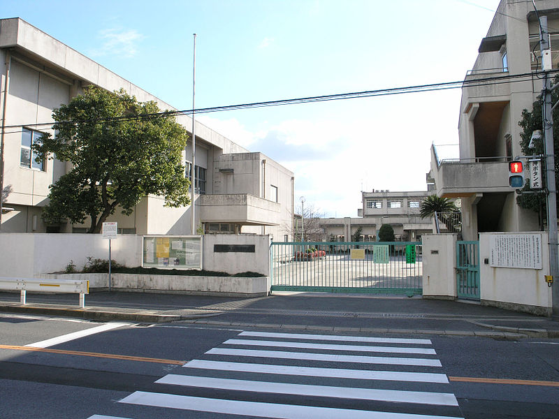 【八尾市東老原のマンションの中学校】