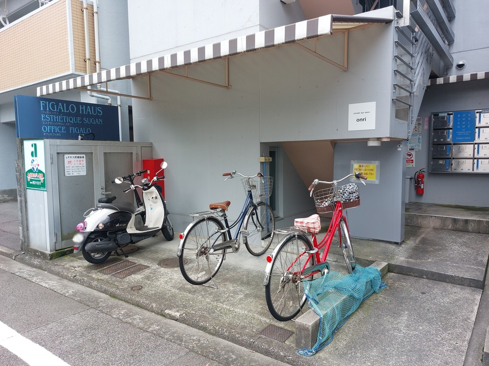 【松山市味酒町のマンションの駐車場】