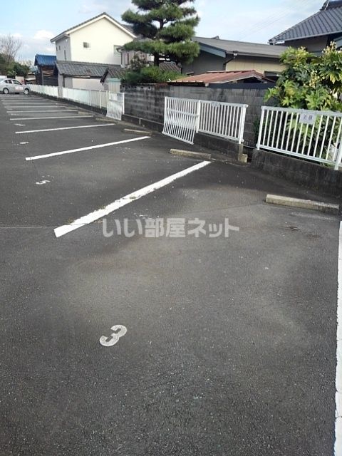【新城市平井のアパートの駐車場】