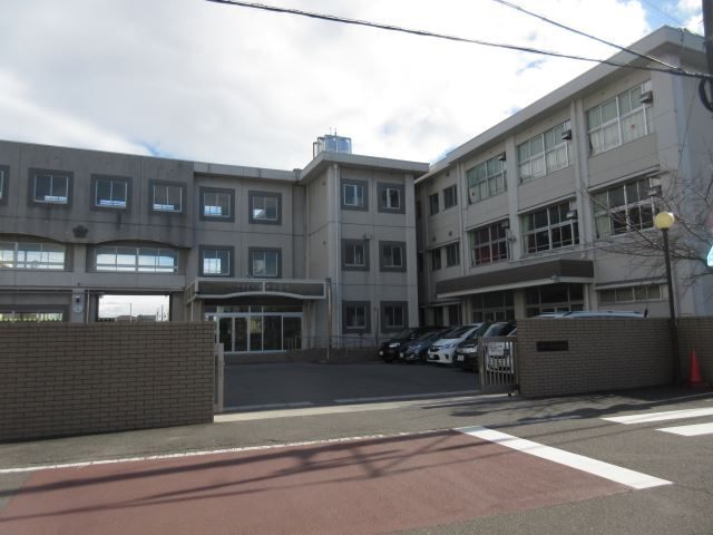 【Ｄ－ＲＯＯＭ茜部中島　Ａ棟の小学校】