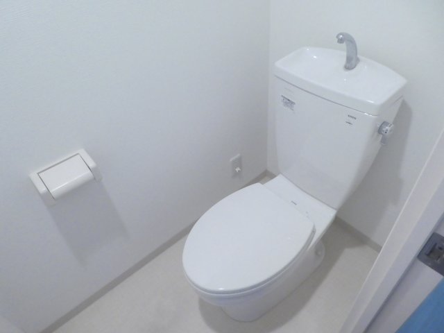 ＪＲ山陽本線 大久保駅 徒歩26分 3階建 築15年のトイレ写真