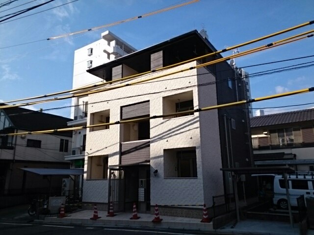 広島市中区西白島町のアパートの建物外観
