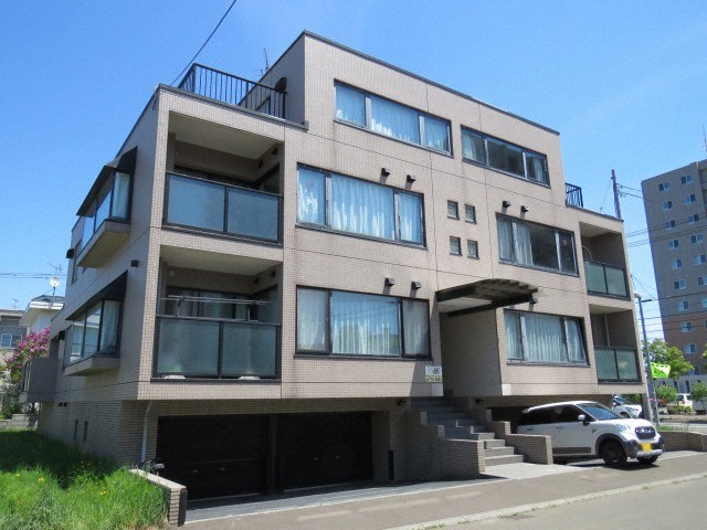 札幌市北区新琴似九条のマンションの建物外観
