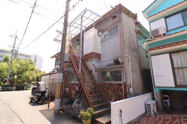 寝屋川市池田西町のアパートの建物外観