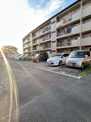 【津久野台ファミリーマンション1号棟の駐車場】