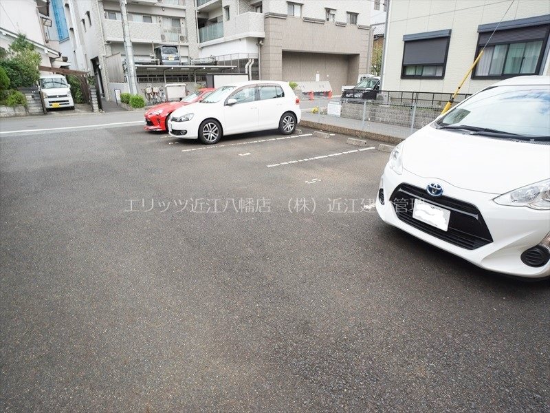 【近江八幡市中村町のアパートの駐車場】