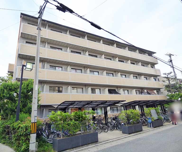 京都市右京区嵯峨天龍寺若宮町のマンションの建物外観