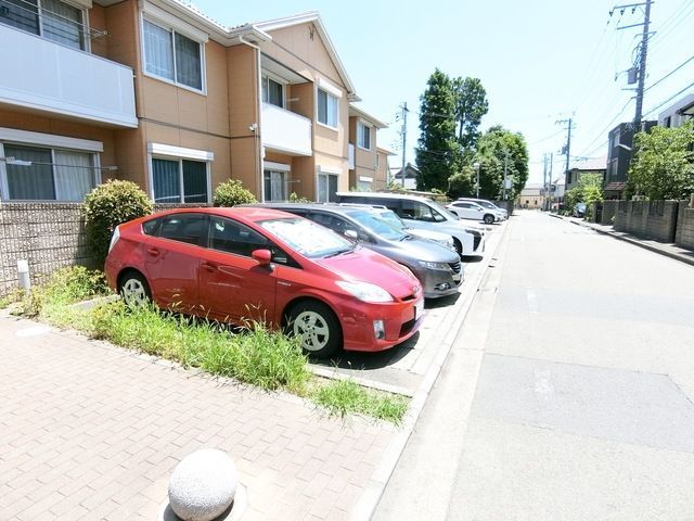 【立川市栄町のアパートの駐車場】