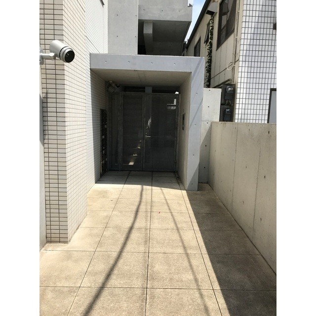 【大田区田園調布本町のマンションのエントランス】