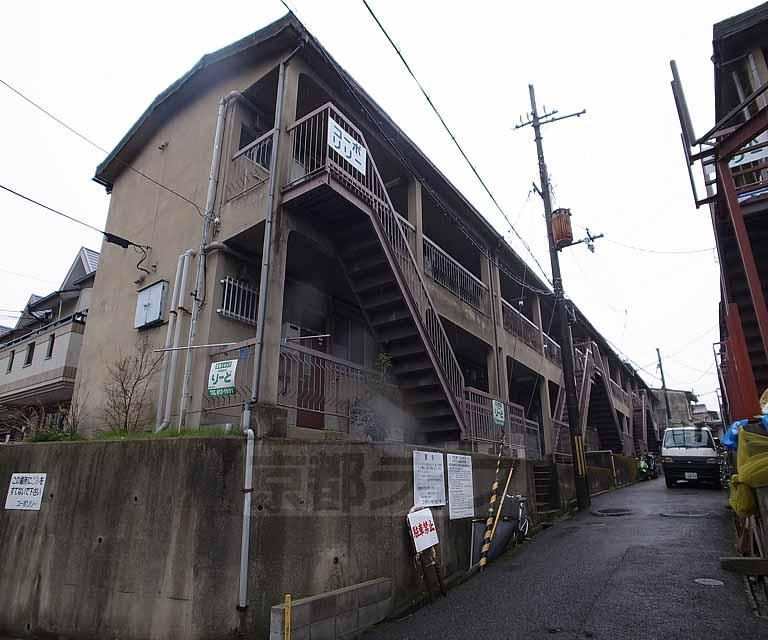 京都市山科区西野山欠ノ上町のアパートの建物外観