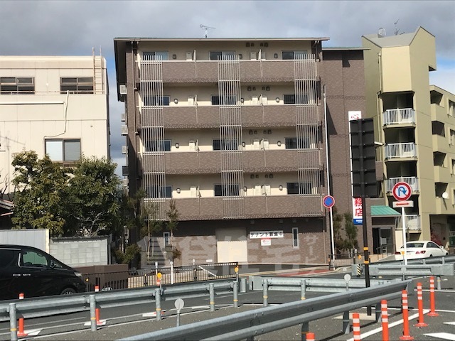 京都市西京区山田大吉見町のマンションの建物外観