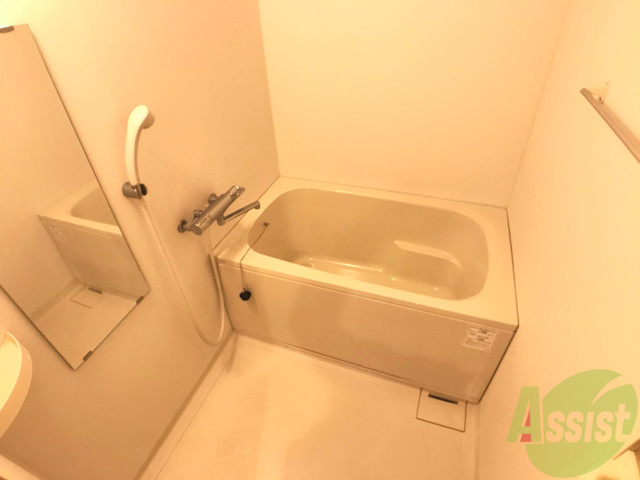 バス・シャワールーム　バスルームは狭すぎず、シャワーも浴びやすそうです。