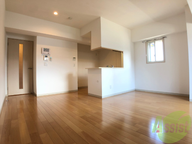 居室・リビング　帖の洋室です。広々として、きれいですね。