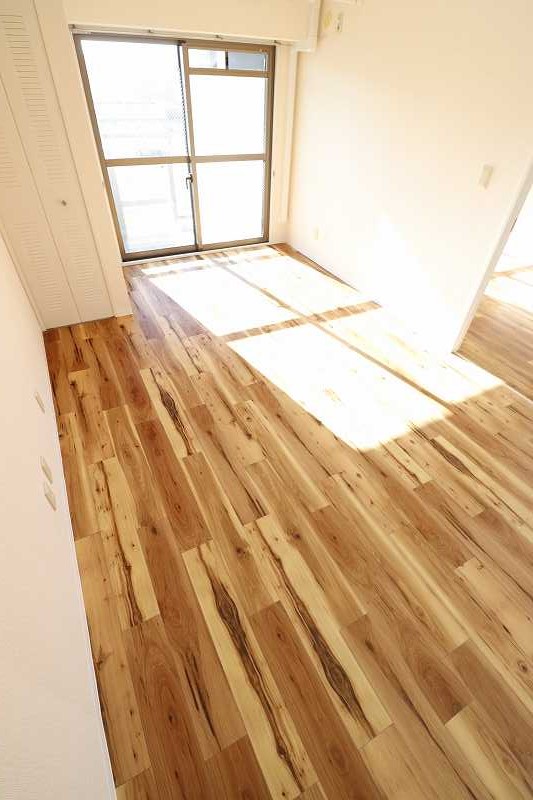 居室・リビング　※同建物の別部屋内装写真