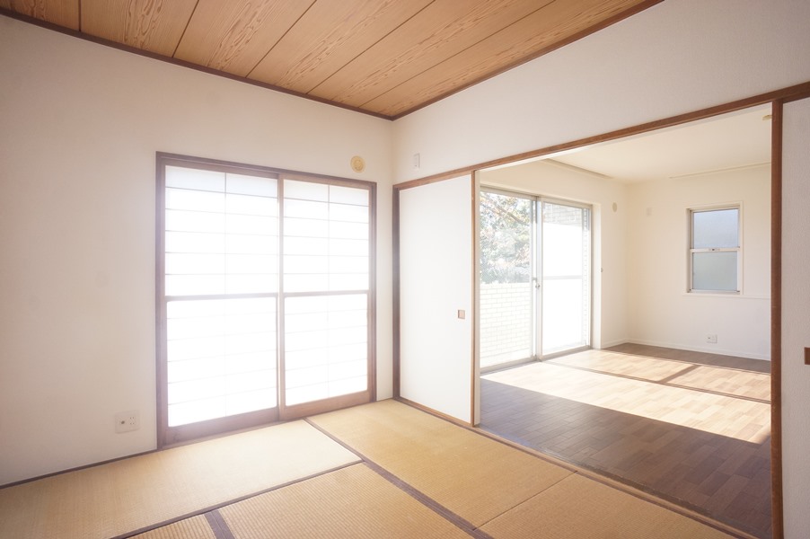 その他部屋・スペース　和室６帖です！雪見障子仕様でお庭が見えます！