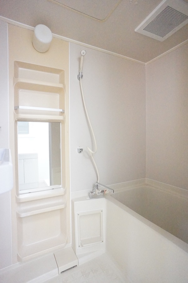 バス・シャワールーム　追い焚き機能付給湯！