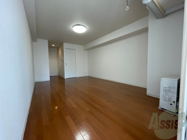 居室・リビング　１２．８帖のお部屋です。広々として、きれいですね。