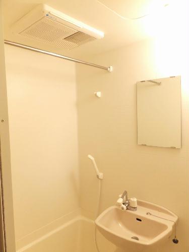 バス・シャワールーム　浴室換気乾燥機能付き。