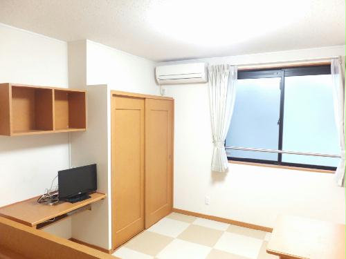 居室・リビング　２階はカーペット仕様になっています