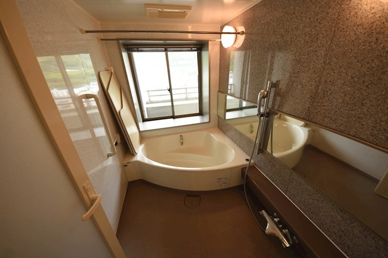 バス・シャワールーム　浴槽には窓があります。