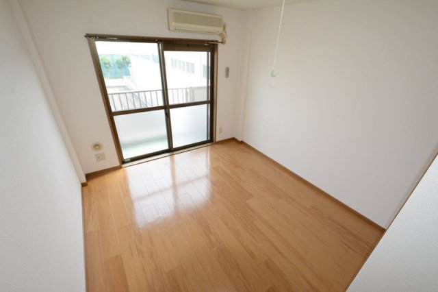 居室・リビング　エアコン付き7帖の洋室です♪