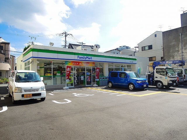 コンビニ　ファミリーマート本田みなと通店（コンビニ）まで688m