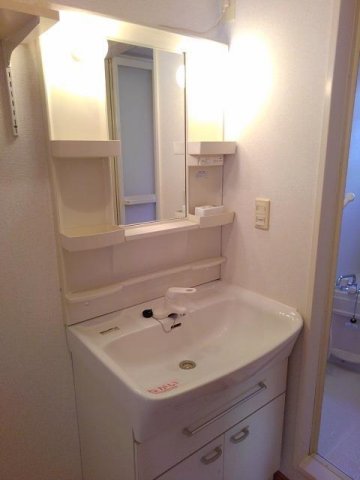 洗面設備　ゆったりとスペースのある洗面所