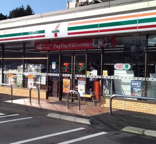 コンビニ　セブン－イレブン伊勢原石田店（コンビニ）まで277m