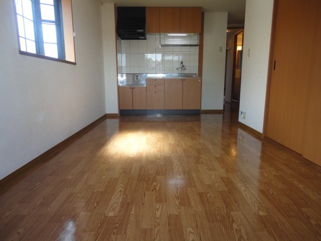 居室・リビング　リビングからキッチン