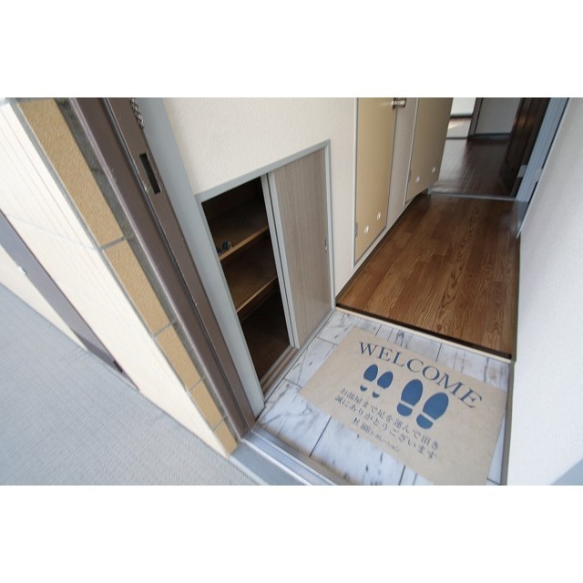玄関　下駄箱あり